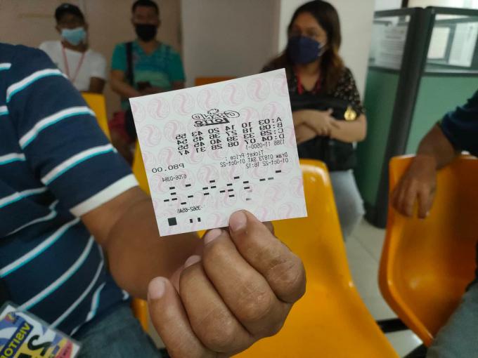 hong-philippines-muon-dieu-tra-433-nguoi-trung-giai-doc-dac-20