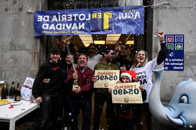 nguoi-dan-tay-ban-nha-vui-mung-gianh-giai-xo-so-toan-cau-17