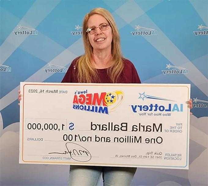 hang-xom-mua-xo-so-va-may-man-trung-1-trieu-usd-10